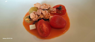 Cocktail de tomates cherry, anchoas y queso fresco.