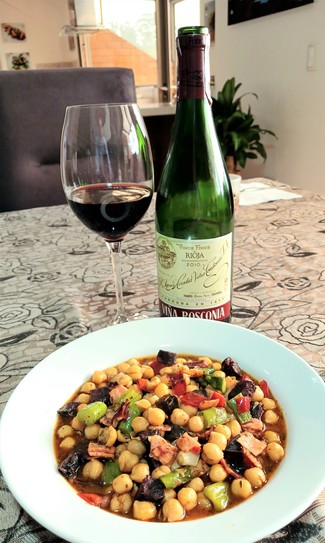 Con unos garbanzos con morcilla y tocino.