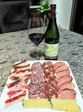 Con nuestro surtido de queso manchego al romero, jamón y embutidos ibéricos.