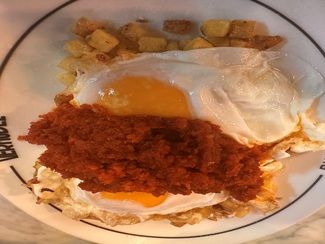 huevos y sobrasada