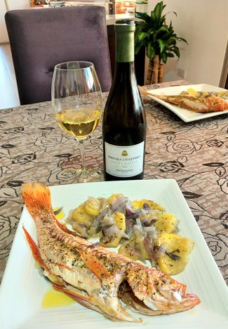 Con un pargo rojo al horno con tomillo y sus patatitas.