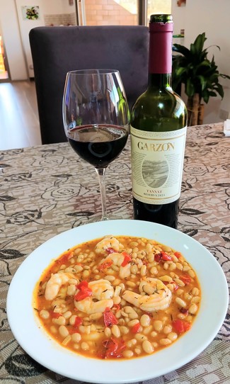 Con unos frijolitos blancos con camarones.