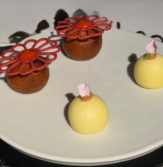 Bombón de queso, mochi de morcilla