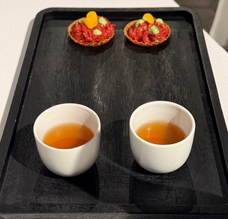 Tàrtar de tomate y caldo de ave