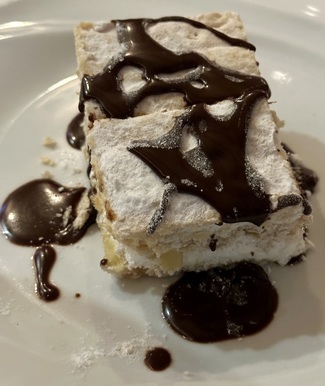 Milhojas con nata y chocolate caliente