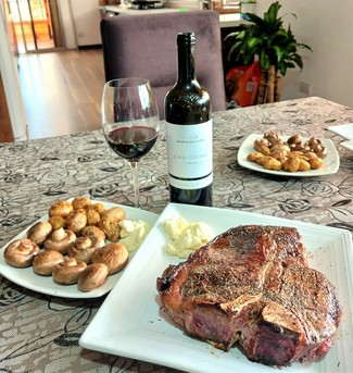 Con un Porterhouse de 1 Kg al tomillo, con portobellos, papas chaucha y all-i-oli