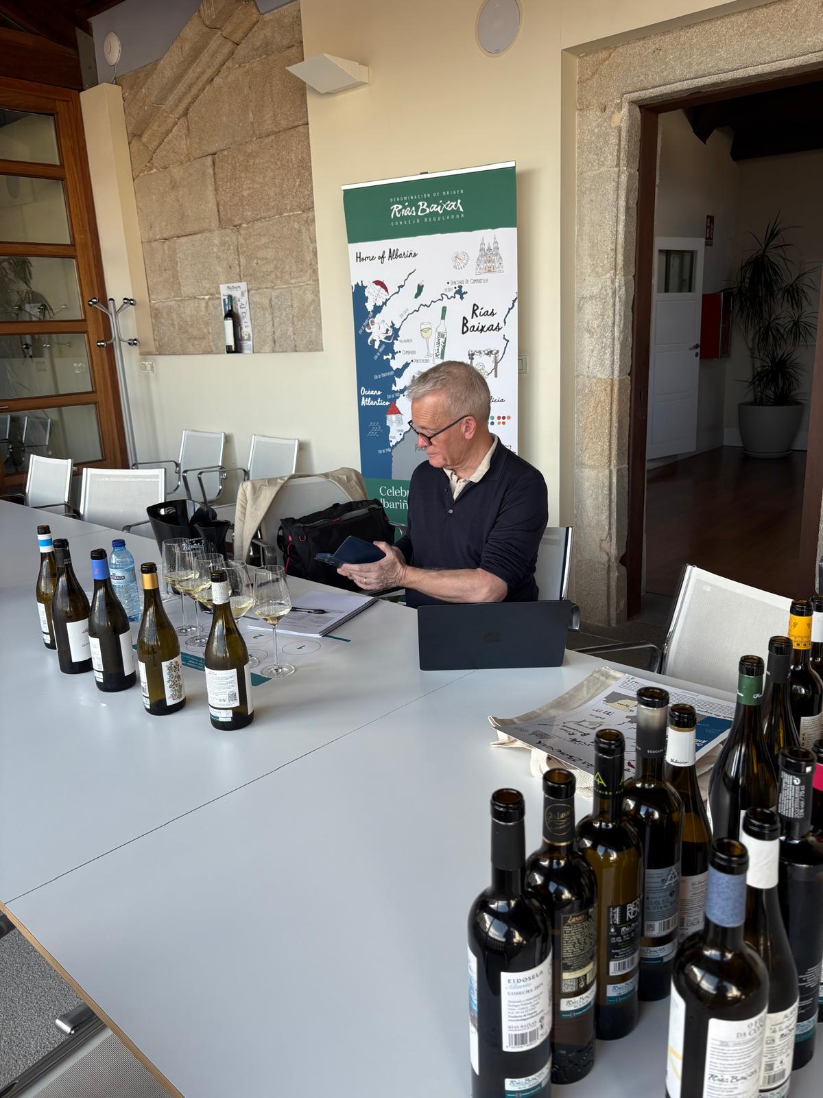 El Master of Wine Tim Atkin elabora un extenso informe sobre los vinos de Rías Baixas