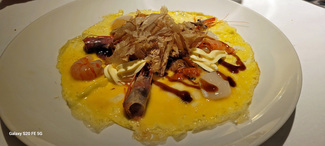 Tortillas abiertas de gambas, vieiras y erizos de mar