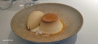 Flan de mató con helado de miel