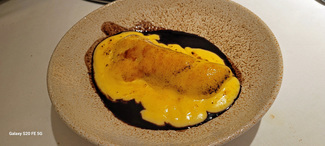 Semifrio de canela con salsa de chocolate y crema.