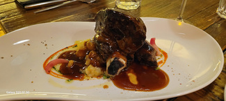 Costilla de Angus beef premium cocinada a baja temperatura con "trinxat".