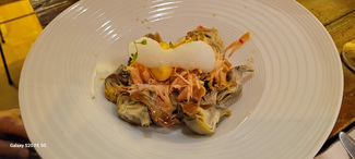 Alcachofas, foie a la sal y maiz