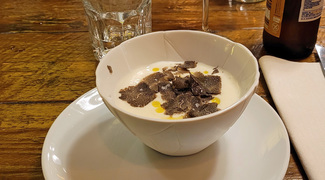 Huevos mollet con espuma de patata y trufa