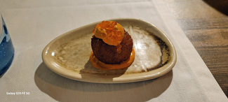 Buñuelo de gambas rojas de Vilanova con mayonesa de kimchi y huevas de trucha