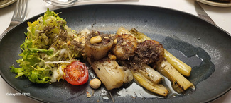 Vieiras, "calçots" escabechados, avellanas y trufa