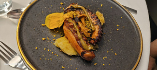 Pulpo con patata fumada al tenedor, pistachos y setas