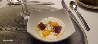 Aperitivo :Dados de atún, crema de almendras y mango