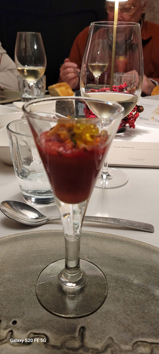 Aperitivo : Crema de remolacha, caviar de aceite y txangurro.