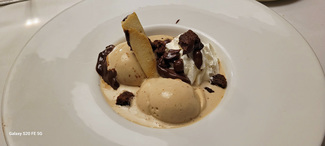 Postre : Helado de turrón de Jijona, nata, avellanas, brownie seco y chocolate