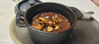 Postre : Cazuelita de chocolate fondant con toping de frutos secos