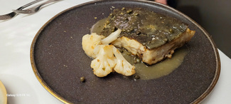 Rodaballo a la plancha, mantequilla ahumada, coliflor y alcaparras