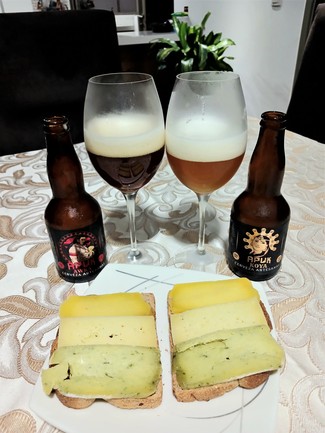 Con unas tostas de quesos de Saraguro: a las finas hierbas, de ají rocoto y un curado de oveja