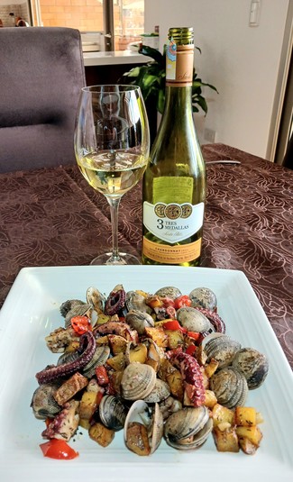 Con un rico salteado de pulpo, papas chaucha y almejas