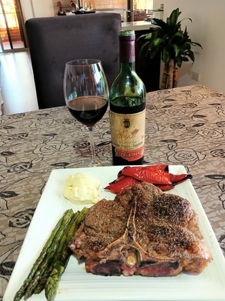 Con un Porterhouse de 1 Kg al tomillo con trigueros, pimiento rojo y all-i-oli.