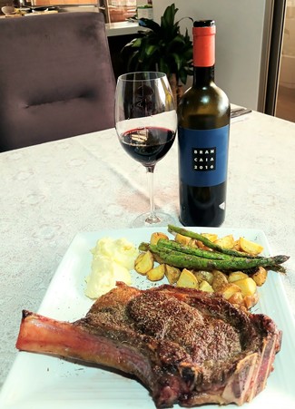 Con un Cowboy steak al tomillo con trigueros, papas chaucha y all-i-oli.