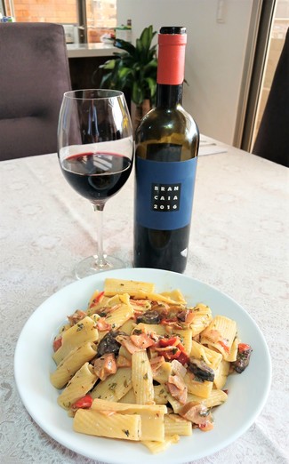 Con unos penne rigate con choripán y morcilla