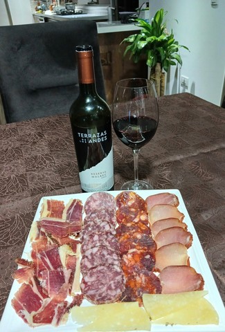 Con el surtido de queso de oveja al romero, embutidos y jamón ibéricos