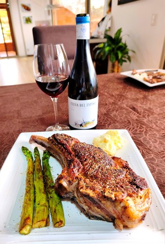 Con un Cowboy steak al tomillo con trigueros y all-i-oli
