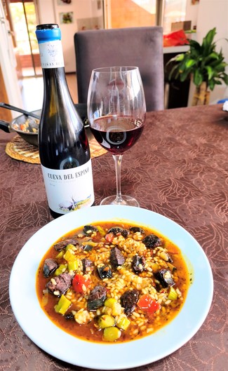 Con un exquisito arroz caldoso de morcilla y trufa negra.