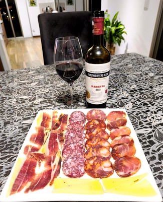 Con el surtido de queso curado trufado, embutidos y jamón ibéricos.