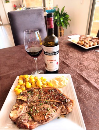 Con un Porterhouse de 1 Kg al romero con mellocos y all-i-oli.