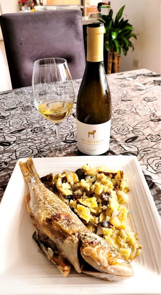 Con un camotillo al horno con patatitas y cebolla.