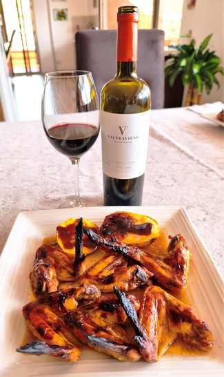 Con las alitas de pollo en salsa BBQ al horno