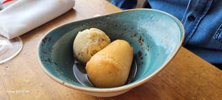 Baba al ron con helado de ron y pasas.