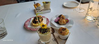 Aperitivos : Mejillones en escabeche, Velouté de legumbres con jamón ibérico, Soufflé de queso, Bocaditos