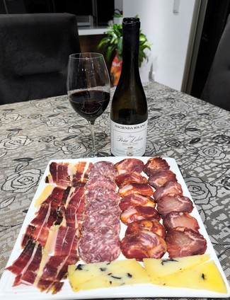 Con el surtido de queso de oveja trufado, embutidos y jamón ibéricos