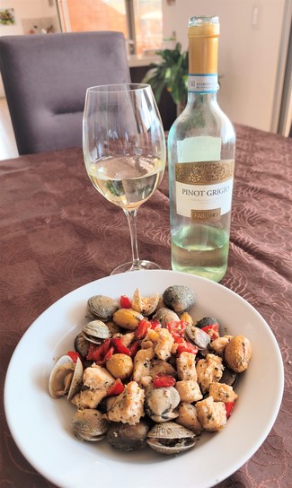 Con un salteado de angelote a la salvia con almejas, papa chaucha y pimiento rojo