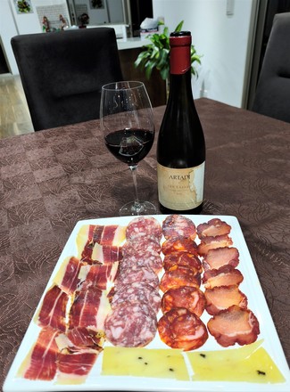 Cn el surtido de queso manchego trufado, embutidos y jamón ibéricos