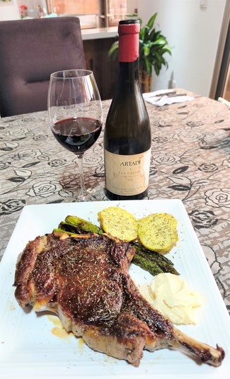 Con un Cawboy steak al tomillo con papas, trigueros y all-i-oli