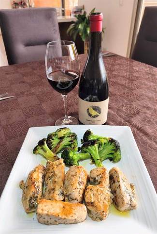 Con unos lomos de pechuga de pavo a la salvia con brócoli.