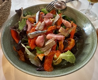 Ensalada de tomate, pimientos asados y salazones