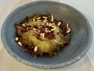 Flor de alcachofa confitada con jamón y piñones
