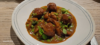 Sepia, con albóndigas, guisantes y patata.