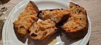 Coca de pan con tomate