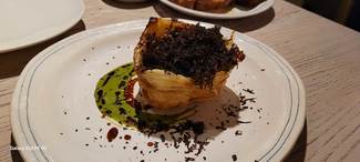 Coca de milhojas de puerros y alcachofas con trufa melanosporum