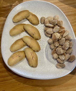 Almendras y huevas de mújol